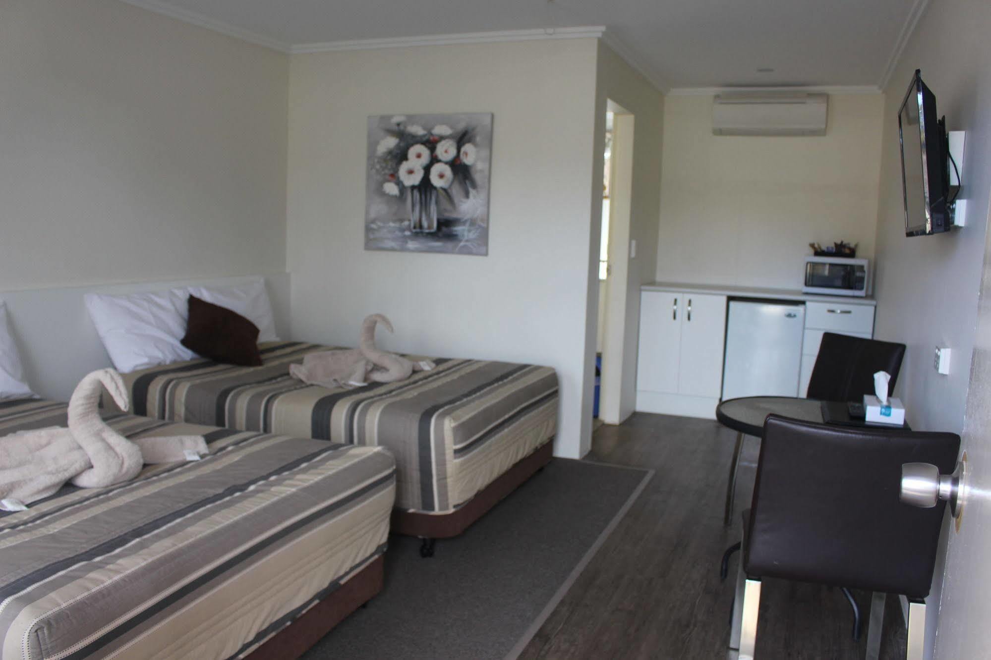 Centrepoint Motel Дабо Екстериор снимка