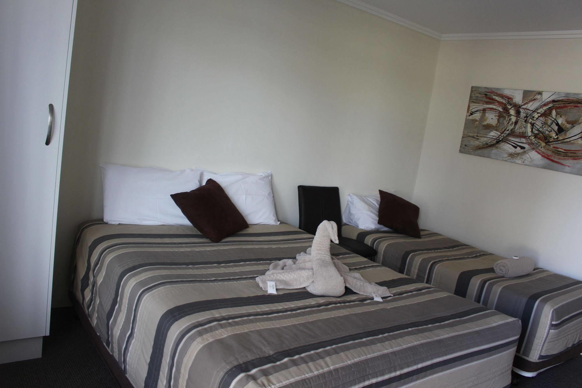 Centrepoint Motel Дабо Екстериор снимка