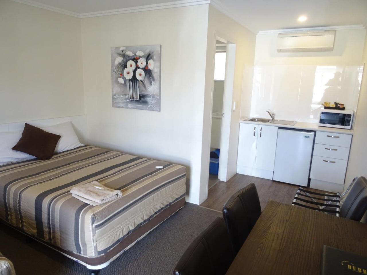 Centrepoint Motel Дабо Екстериор снимка